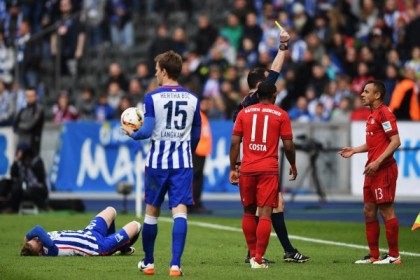  拜仁慕尼黑客场逆转柏林赫塔，积分领跑德甲  