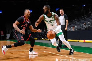  凯尔特人双探花齐爆发，客场掀翻雄鹿  